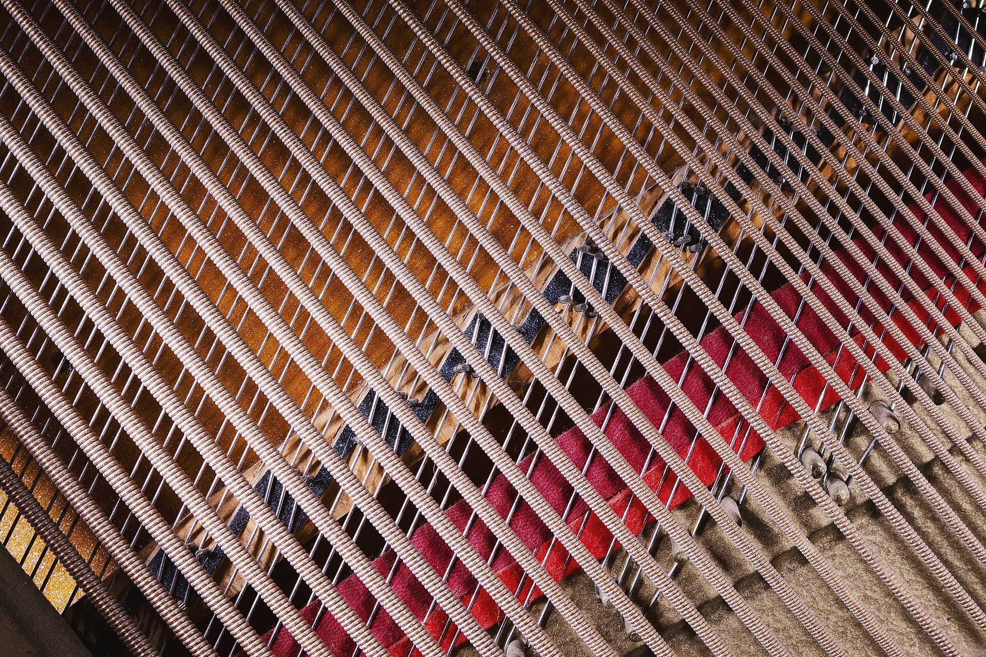 Strings and resonant structure inside a piano